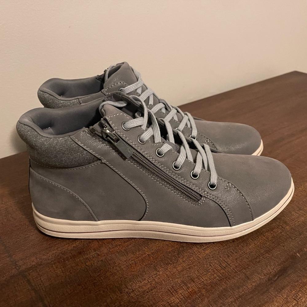 Clarks Women's Breeze Glide Boot Size 8. New not in box